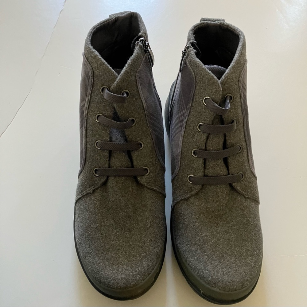 BZees Kick Back Ankle Boots 11M Women’s.